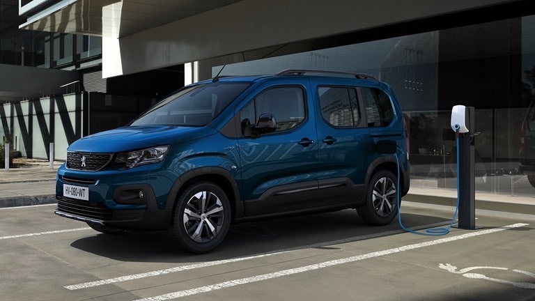 Peugeot_e-Rifter töltése megfelelő idő képes tud lenni, hogy munkahelyünkön ingyenes töltéssel megfelelő mennyiségű áram kerüljön az elektromos autó akkumulátorát