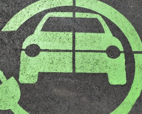 elektromos autó parkolóhelyek, tisztán elektromos autók akár több millió forintás támogatással, 4 millió, vagy 2,5 millió, elektromos autó állami támogatás több millió forint akár