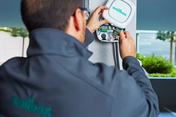 hibabejelentés evsolution elektromos autó,elektromos autó töltő,evsolution kft,wallbox,töltők,töltés,töltési,töltése,idő,lehetséges,esetén,megoldás,